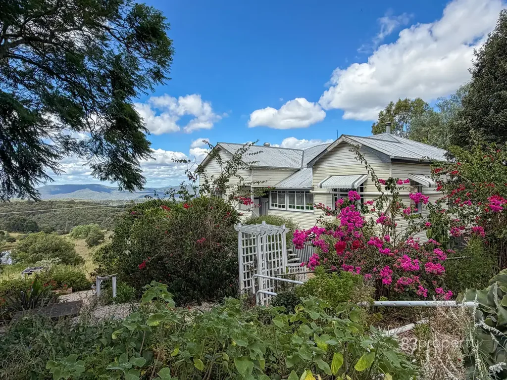 Mount Berryman 5chambre Secluded, Scenic and Full of Character ~ A Home with Heart and History