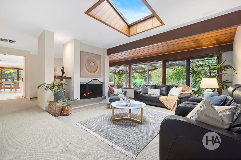 Tyabb 4房 绿植环绕宁静绿洲 现代舒适永恒之美 宽敞布局家庭理想 高端厨房无缝连接 户外天堂度假景观 三车位车库充足空间 A Hidden Oasis of Family Harmony, Refined Entertaining and Substantial Shedding