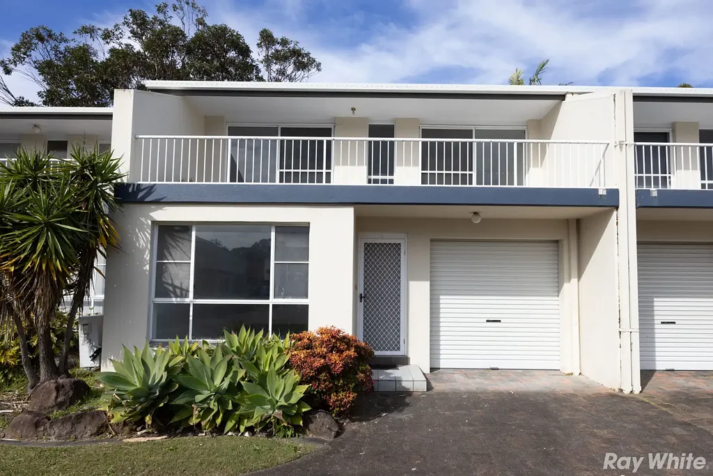 SPACIOUS 2 BEDROOM TOWNHOUSE!
