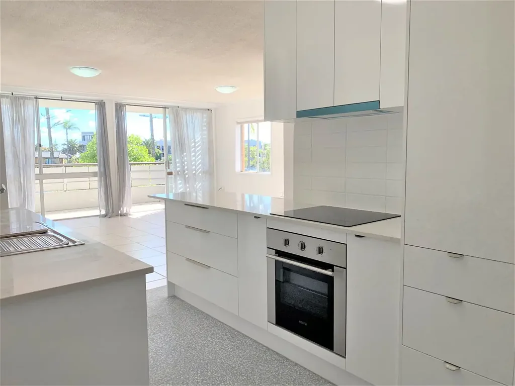 2 BEDROOM UNIT WITH WATER VIEWS – SURFERS PARADISE