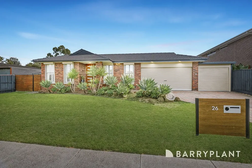 Wantirna South 4房 交通便利家庭佳选 637sqm宽敞地块 面砖立面明亮室内 石材厨台三卧套房 户外庭院娱乐空间 Updated light-filled home with spacious yard and ample off-street parking