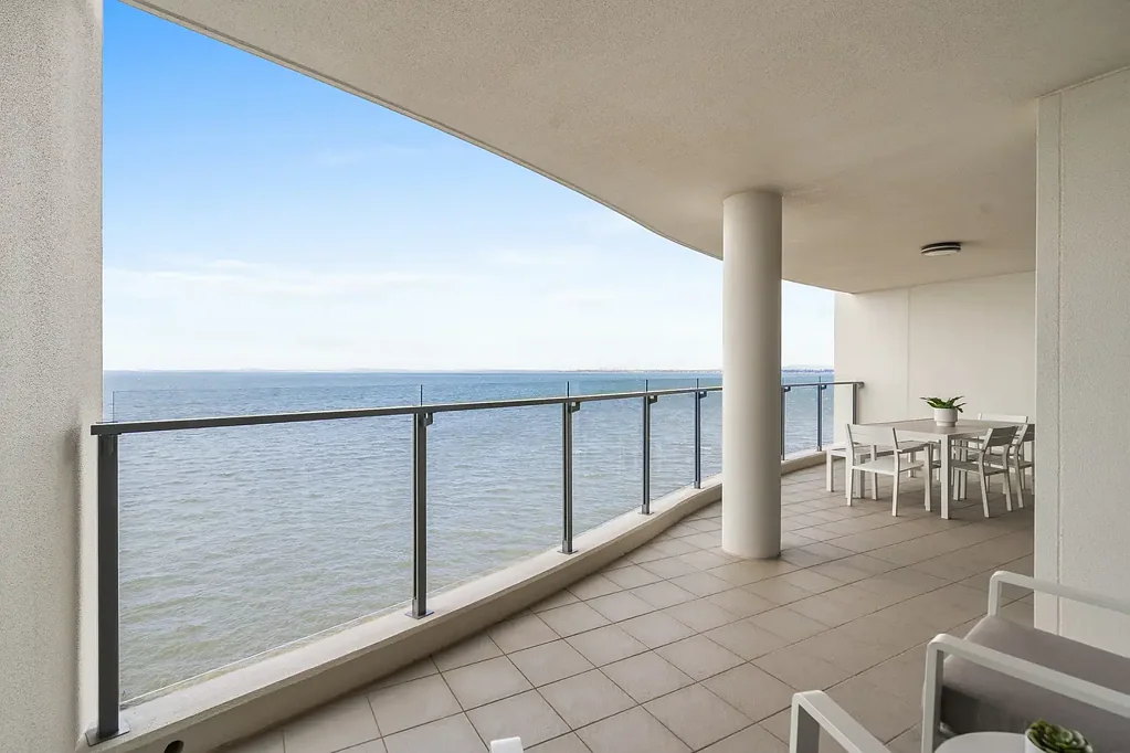 Woody Point 3房 轻松的水岸生活，尽享壮丽海湾全景 EFFORTLESS WATERFRONT LIVING WITH STUNNING BAY PANORAMA
