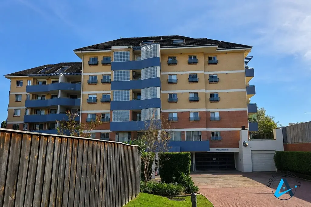 Well Presented 3 Bedroom Apartment with North-Facing Balcony