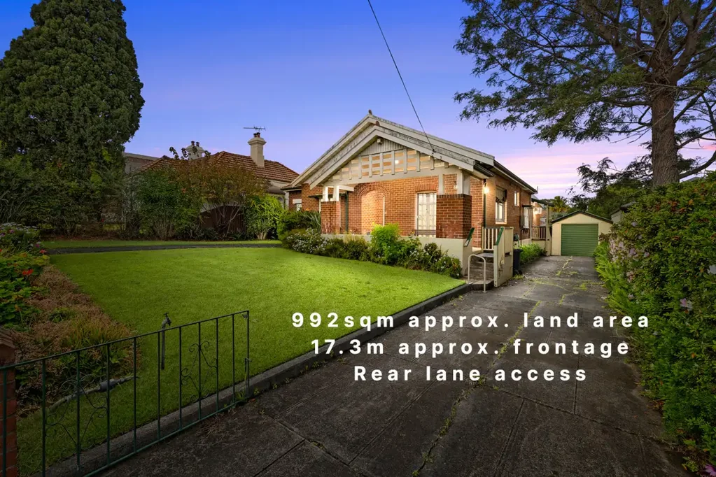 Burwood 3房 罕见的 Burwood 土地持有 — 释放无限潜力！ A Rare Burwood Landholding — Unlock the Potential!