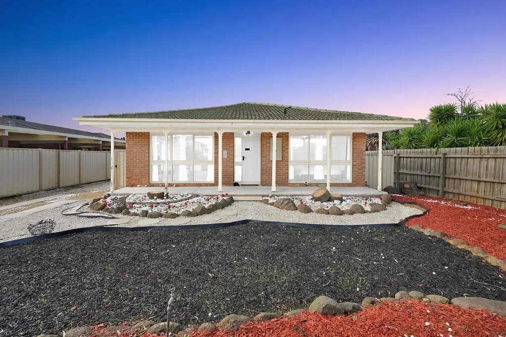 Melton South 3ห้องนอน THE BRIEF: Spacious Family Home with Huge Side Access, Prime Location & Fully Furnished