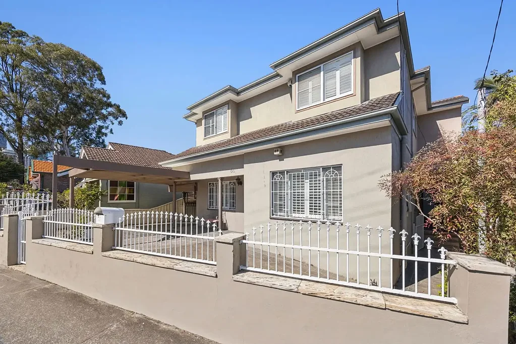 Chatswood 6房 宽敞大宅，双层独立居住，尽享极致便利 Substantial home with two self-contained levels and prime convenience