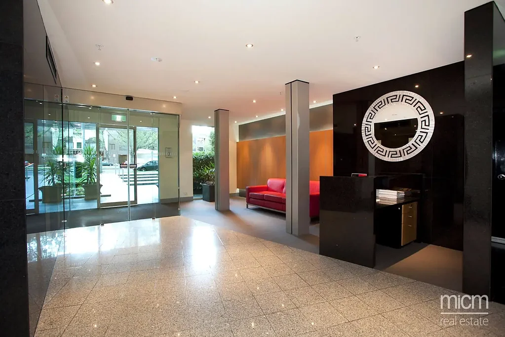 Bright 3 bedroom apartment on St Kilda Road!