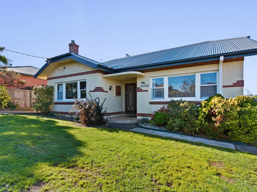 East Devonport 3房  Big Sheds, Big Yard, Big Potential