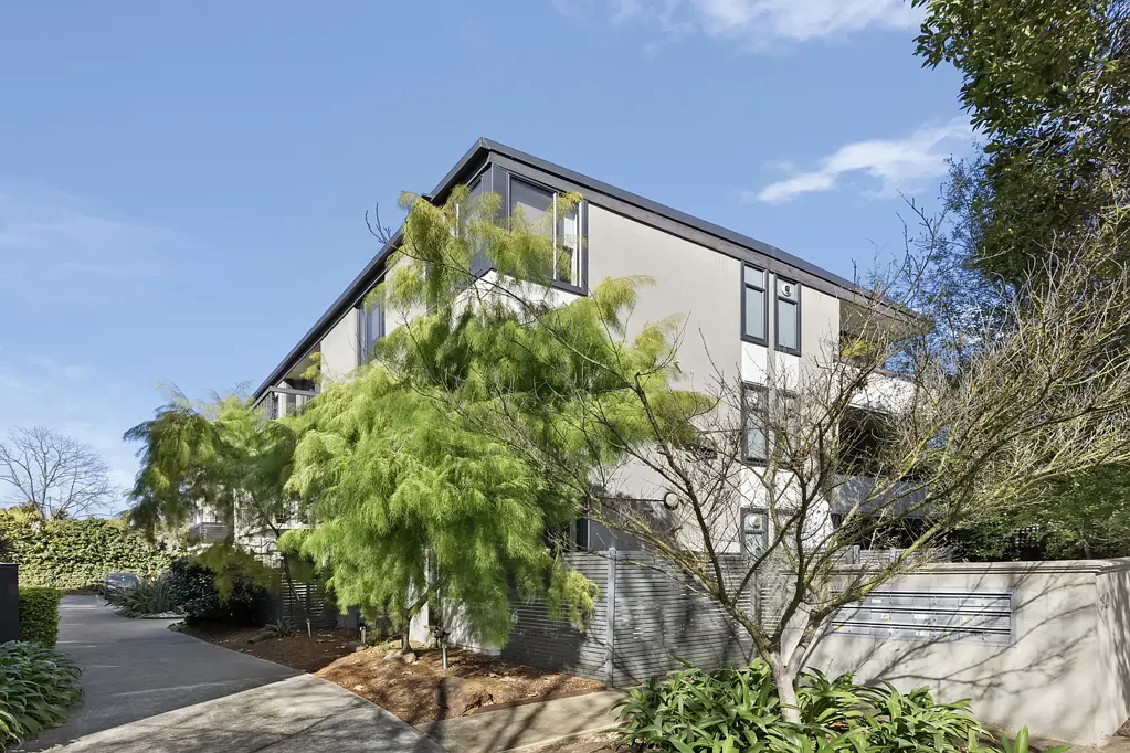 South Yarra 2房 采光极佳、一层公寓，坐拥优越生活地段 Light-Filled, First Floor and in a Prime Lifestyle Location