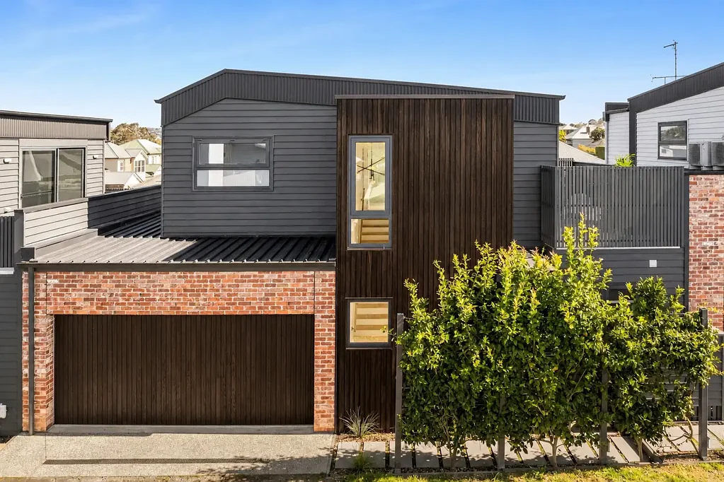 Newtown 3 Bedroom Architectural living in café precinct