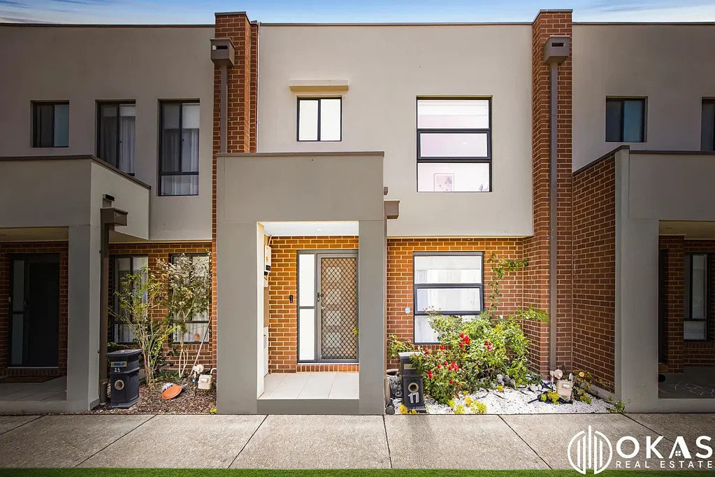 Wyndham Vale 4房 低维护生活 优质不锈钢电器 石材台面 暖气空调 主卧带套 双车位车库 静谧角落 便捷交通 Modern Townhouse Living in a Convenient Wyndham Vale Location!