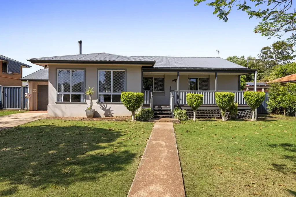 Harristown 4ਬੈੱਡਰੂਮ Family Home with Studio on a Huge 1,049m² Block