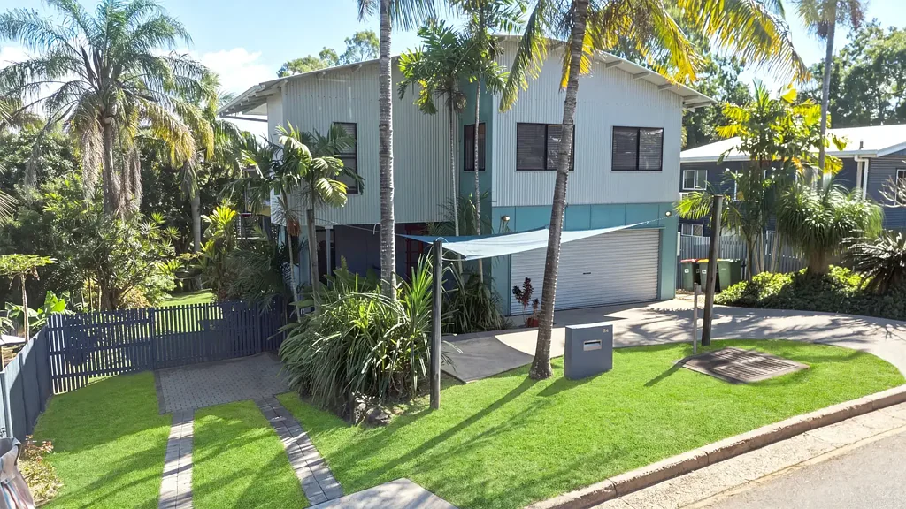 North Mackay 4Kwarto Architectural Residence  - Impossible to Replace at Today's Building Costs!