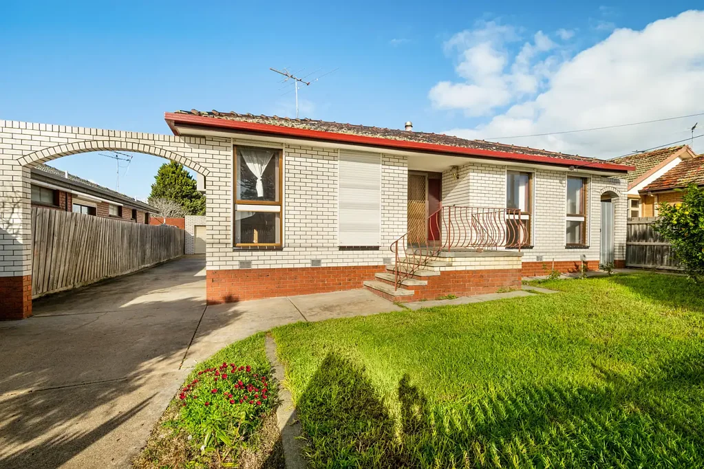 Bell Park 3房  Original Character. Outstanding Potential. 650m² of Opportunity.