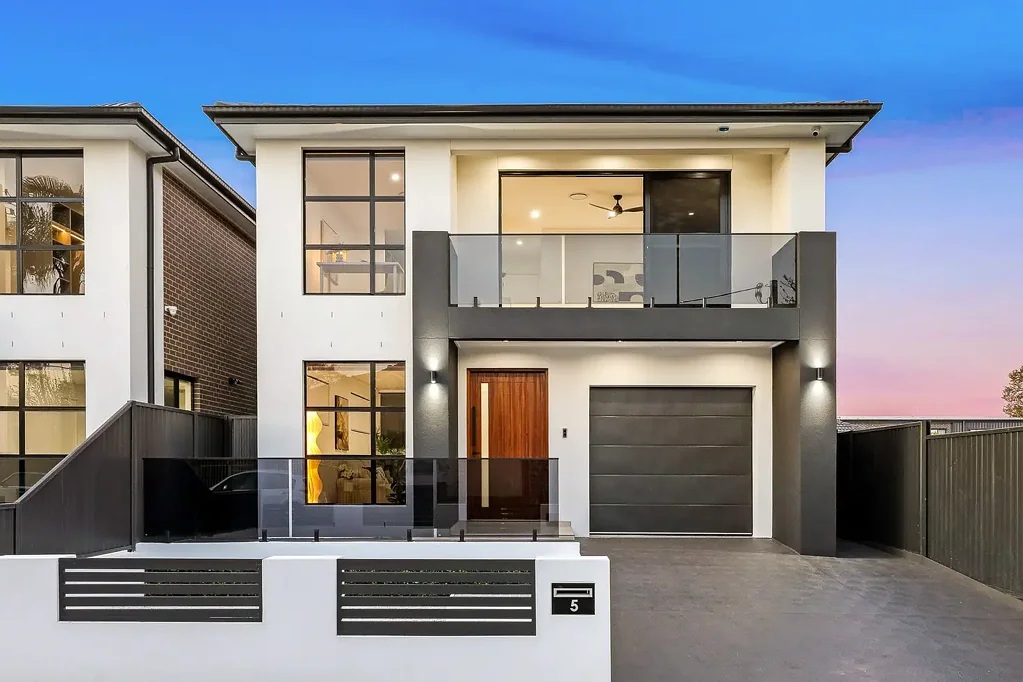 Merrylands 8ਬੈੱਡਰੂਮ Luxury Home with Approved Granny Flat