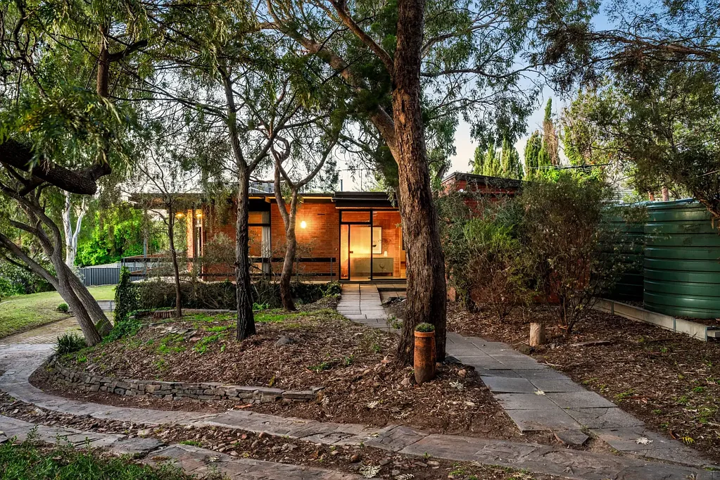 Burnside 4બેડરૂમ Hidden Sanctuary Seizes Breathtaking Scope in Burnside's Blue-Ribbon Borders.