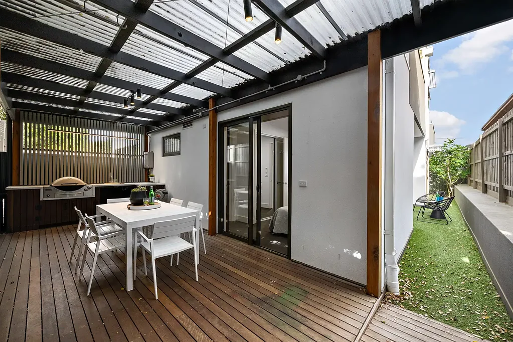 St Kilda East 2ਬੈੱਡਰੂਮ Bold personality, serious outdoor space