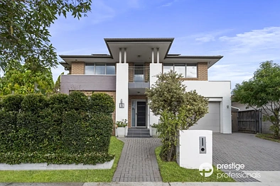 Moorebank 5房 宽敞795m²地块 5卧带书房 现代厨房石台面 主卧带套间 双车库EV充电 娱乐后院按摩池 Georges Fair Living on a Grand Scale