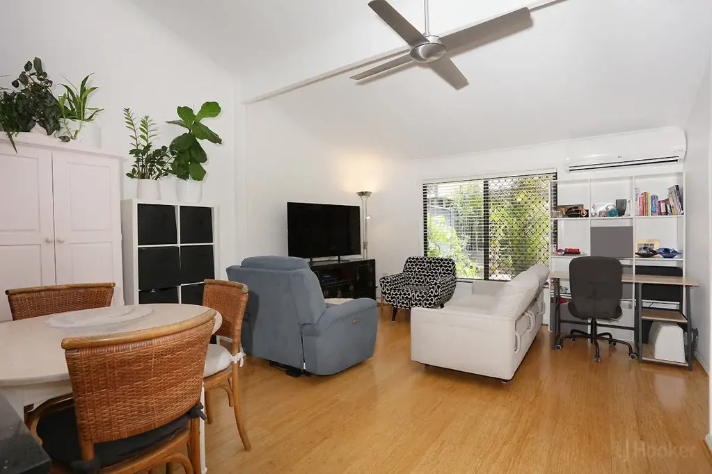 Labrador 2房  Modern Single-Level Haven: Space, Style & Convenience!