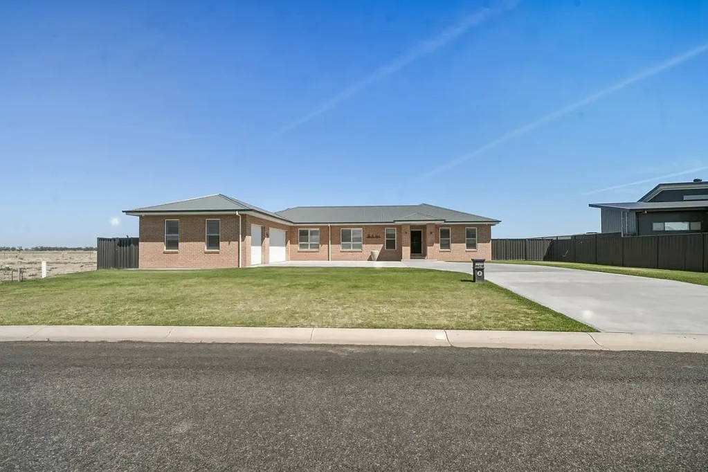 Narromine 4Kwarto Modern Home with Direct Access to Narromine Airport