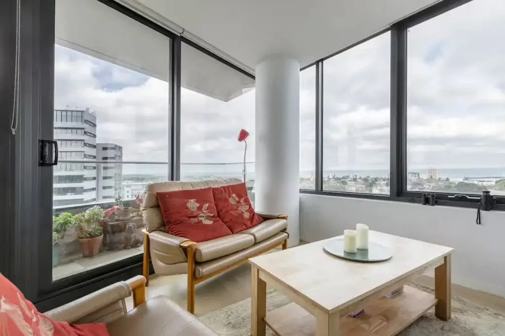FULLY FURNISHED Bright and Stylish with Bay Views, Pool & Sauna/ Steam Room.
