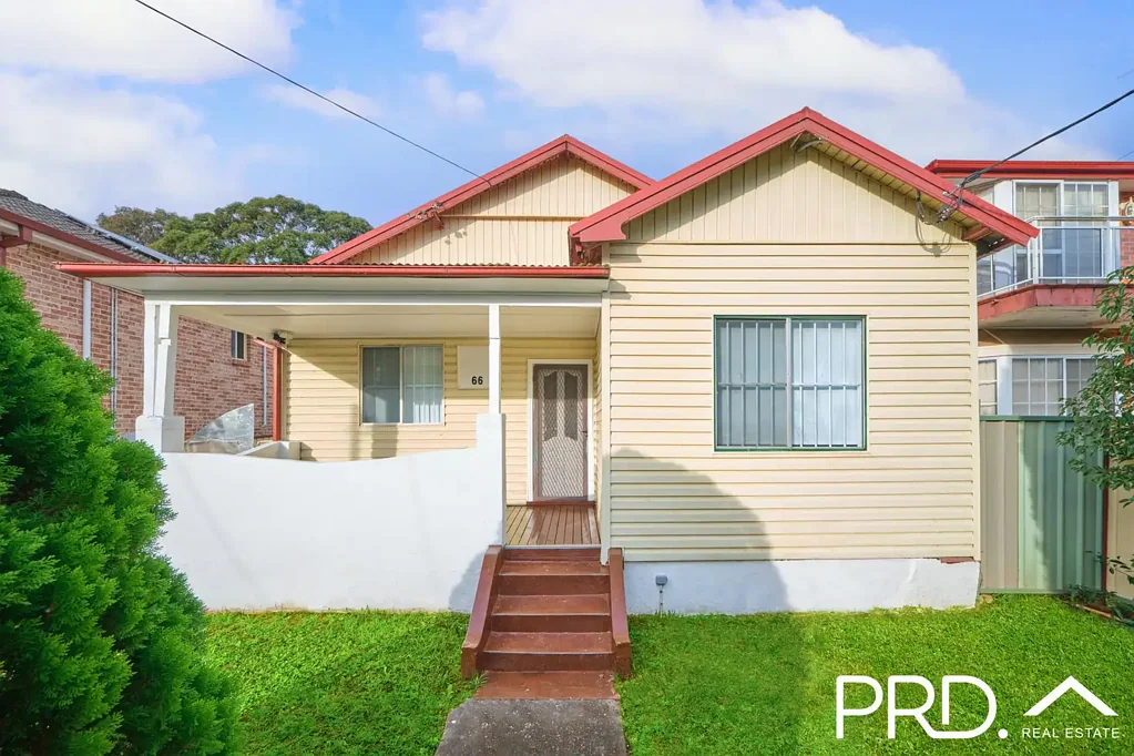 Revesby 3房 宽敞607平朝北地块 清新翻新三卧 现代浴室阳光房 大型后院三车位车库 便利学校商店交通 Renovated Family Home on a Clear 607sqm North-Facing Block