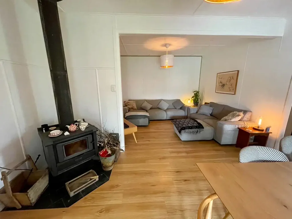 Tenterfield 4બેડરૂમ Modern Family Home with Income Potential – Your Tenterfield Dream