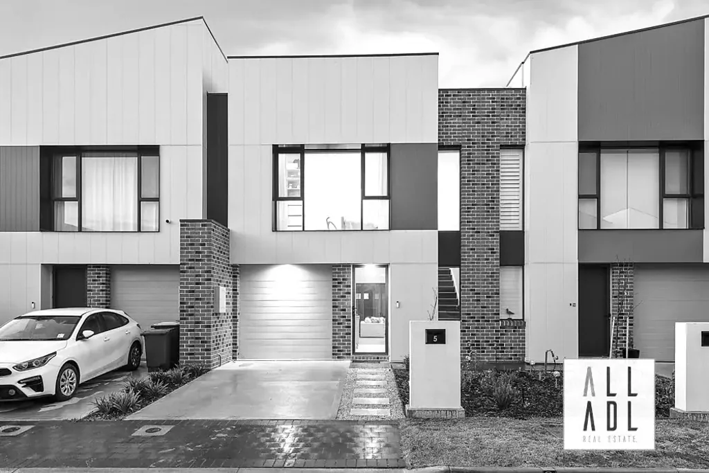 New Port 3房  Elite Townhouse in Desirable Lifestyle Locale