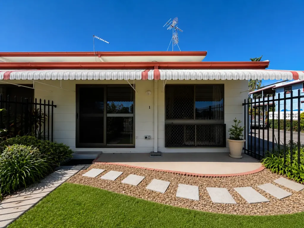 NEAT & TIDY 2 BEDROOM TOWNHOUSE IN HERMIT PARK + COURTYARD + ADDITIONAL STORAGE ROOM!