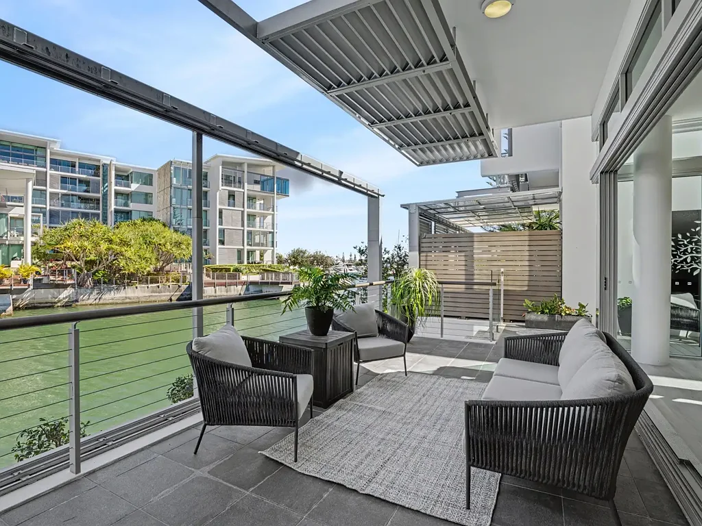 Paradise Point 3房  Waterfront Villa with Private Basement Garage - Sophisticated Design Meets Coastal Luxury!