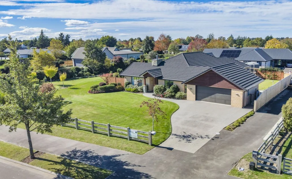 West Melton 4房  * UNDER OFFER * Style and Space in Superb Location