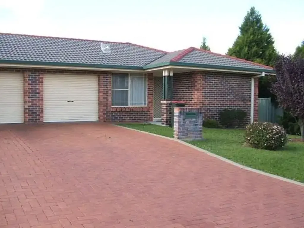 UPDATED UNIT CLOSE TO UNE