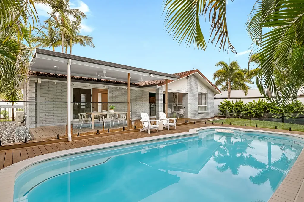 Broadbeach Waters 3房  Auction On Site, Friday 7 August at 9am