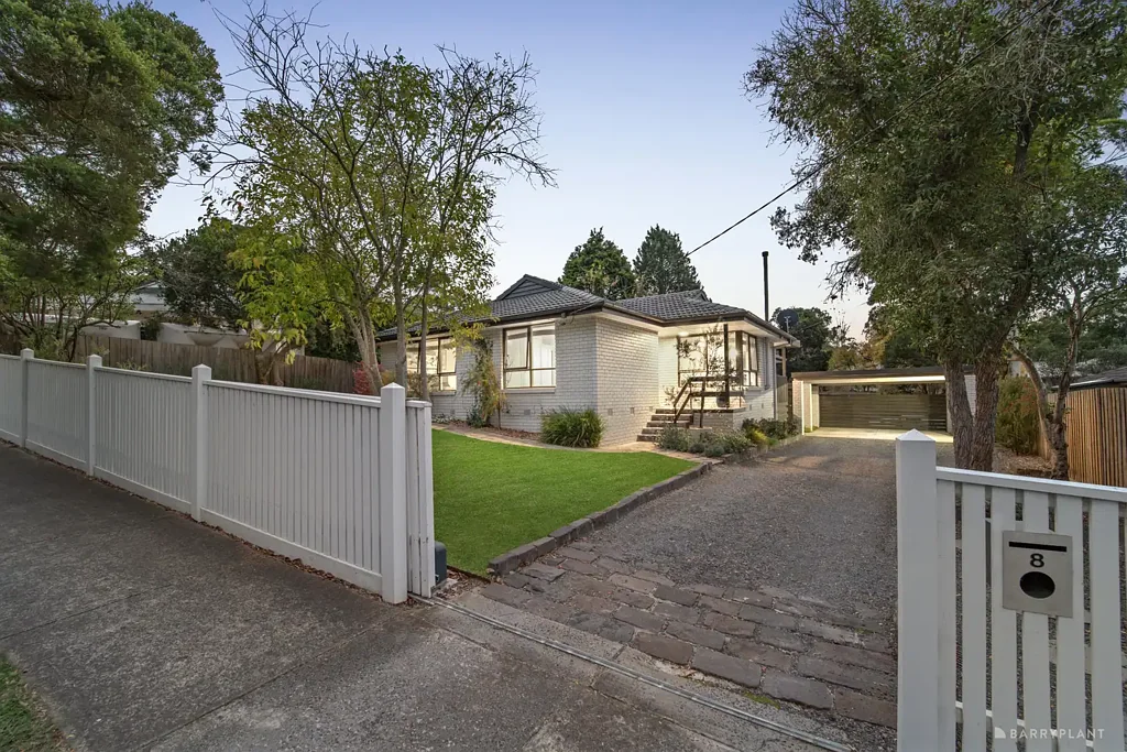 Warrandyte 4房 Warrandyte宁静社区 796m²精心维护 四卧硬木地板 开放式厨餐区 遮盖露台 火坑烧烤区 双车库近学校保护区 Refined Family Living Near Nature Trails