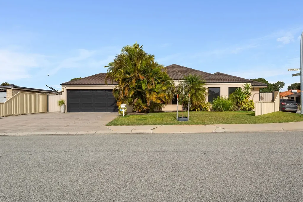 Bennett Springs 4房  Stylish and Spacious Family Home on a Generous 642sqm Corner Block