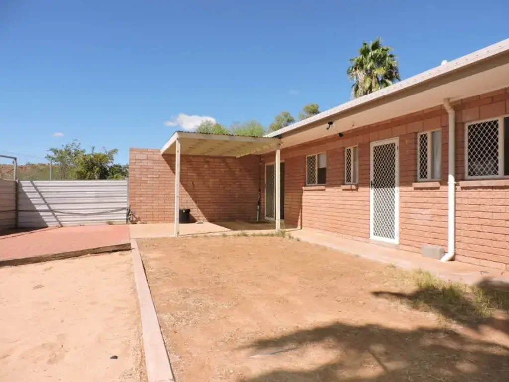 3 BEDROOM, 1 BATHROOM UNIT IN LARAPINTA WITH FENCED YARD