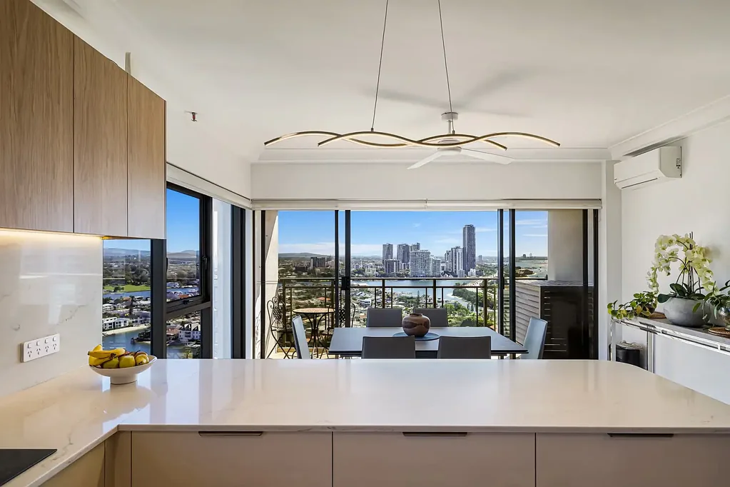 Surfers Paradise 3房  Unique and Spacious Residential Unit with 3 Bedrooms 3 bathrooms & 2 Separate Living Areas