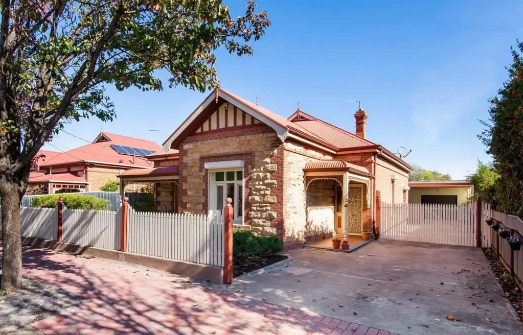 LOVELY 3 BEDROOM CHARACTER FAMILY HOME WITH IT ALL!