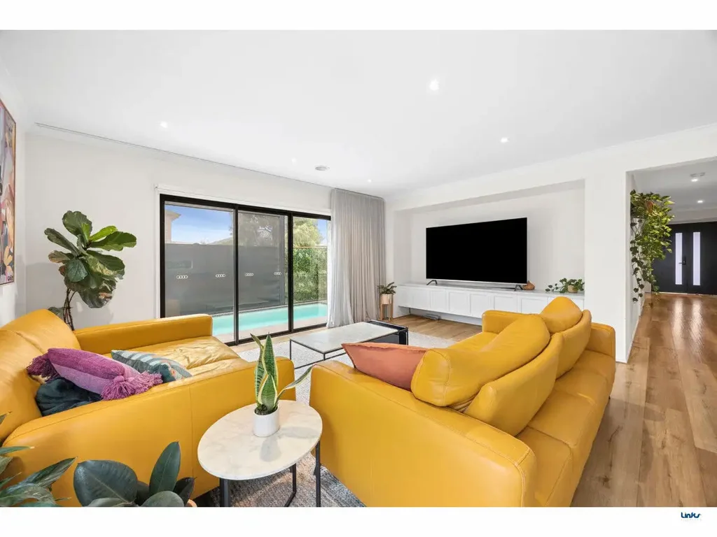 Torquay 5 Bedroom Pool, Privacy, Polished Living