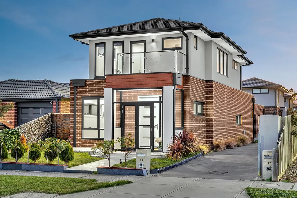 Keysborough 4 Bedroom PRIME POSITION WITH LAKE VIEWS