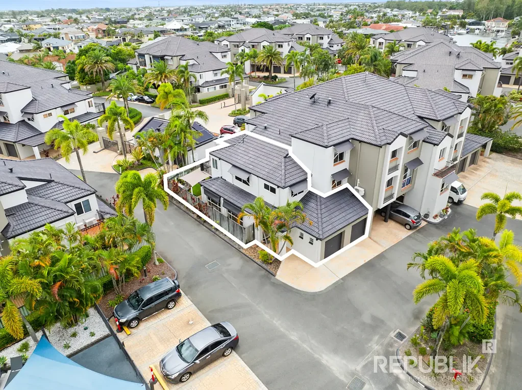 Runaway Bay 3房  Spacious Corner Townhouse in Prime Runaway Bay Location