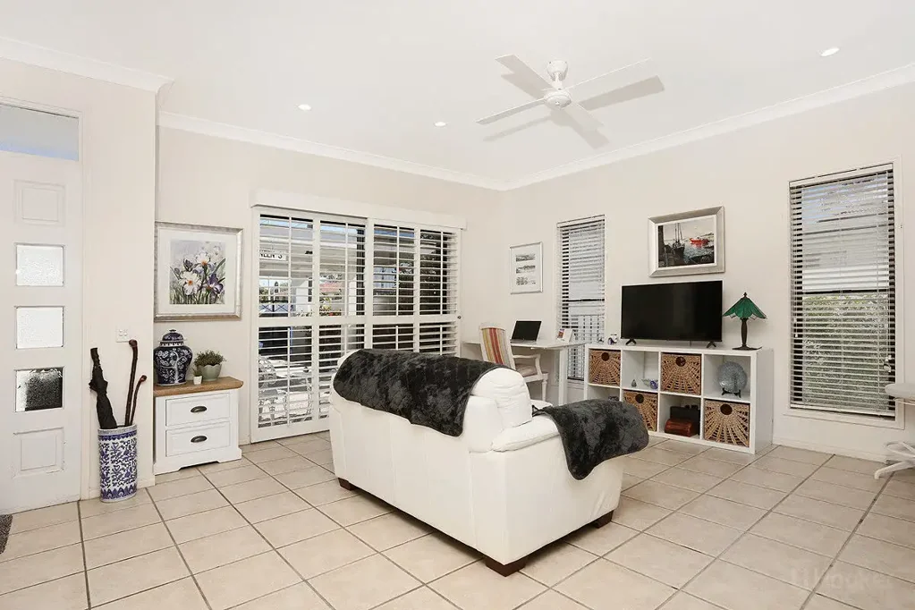 Hollywell 3房  Style & Comfort on Bayview Street’s East Side — Only Moments from the Broadwater