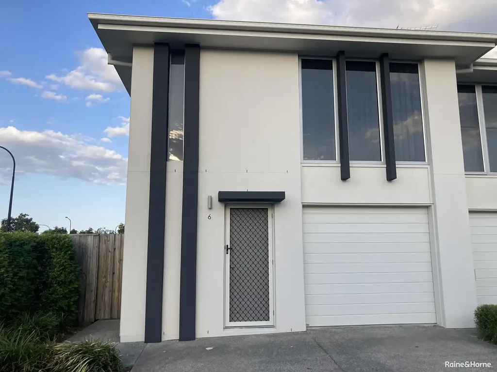 TOWNHOUSE WITH PRIVATE MAINTAINED LAWN AND ONLY ONE NEIGHBOUR
