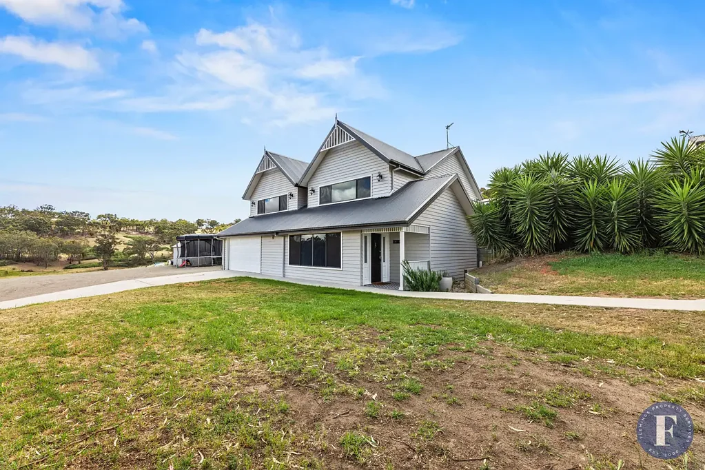 Cootamundra 4ห้องนอน Modern Family Home with Uninterrupted Town Views