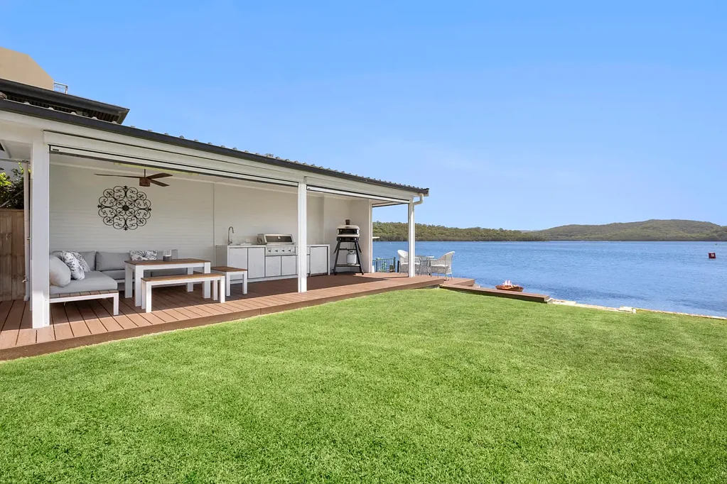 North Narrabeen 4房 湖滨地块633㎡ 15.85米前沿 宽敞起居 CaesarStone厨房 四卧三阳台 湖景四浴 主卧带浴缸 户外娱乐区 双车库 咖啡馆学校近 Lakefront residence in an exclusive Northern Beaches enclave