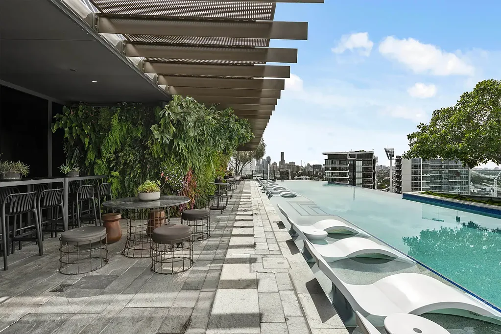 Woolloongabba 1房 现代装修 优质电器 私人阳台 安全社区 步行便利 靠近CBD 奥运区域 Elevated Inner-City Living with Unmatched Convenience