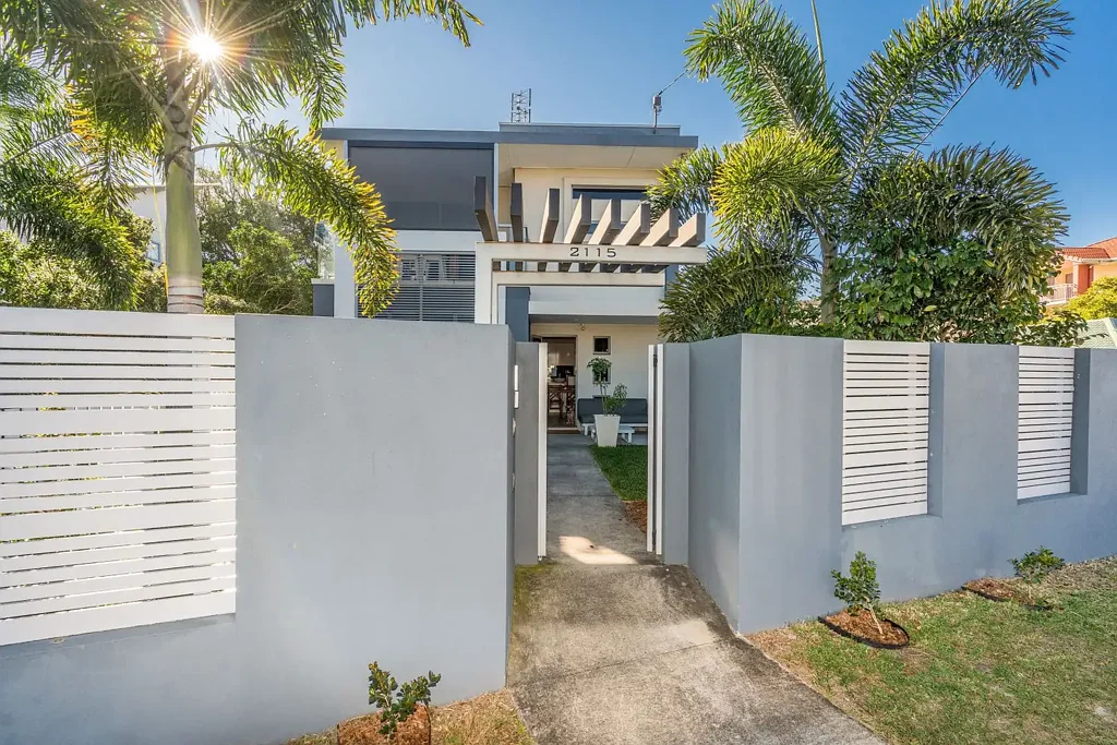 Miami 5房  Coastal Versatility in the Heart of Miami – Dual Living, Endless Possibilities steps away from Nobby Beach