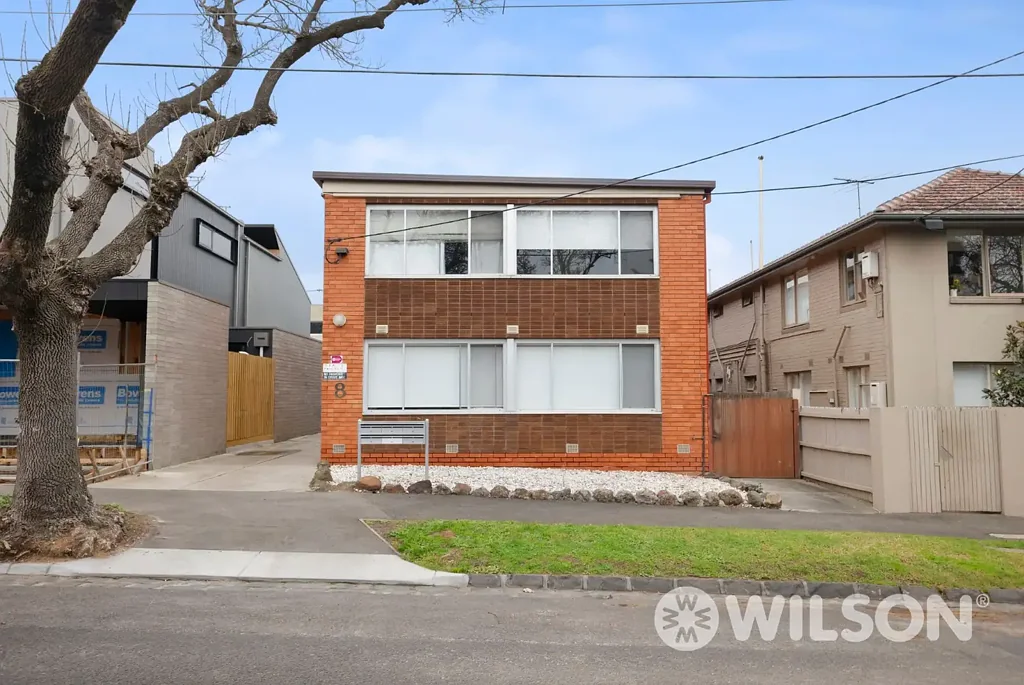 Bright & Spacious 2-Bedroom Apartment in Prestigious Ripponlea Location!!