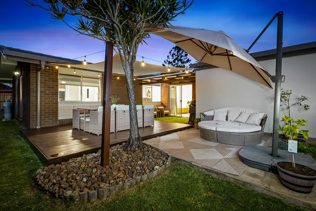 Redcliffe 4બેડરૂમ Refreshed Lowset Gem with North-Facing Deck, Flex-Space & Room to Grow