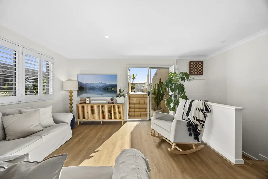 SUN DRENCHED TOP FLOOR ENTERTAINER WITH ROOFTOP TERRACE